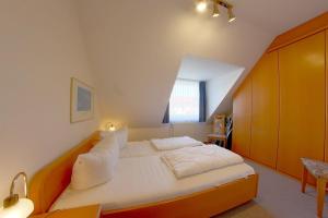 a bedroom with a large bed in a attic at KD2-07 Schiffsjunge in Dorum-Neufeld +3 photos