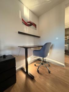 an office with a desk and a chair in a room at Wohnung im Zentrum von Gaggenau! in Gaggenau