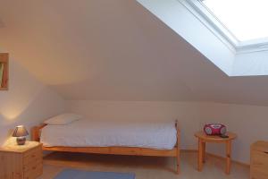 a bedroom with a bed and a skylight at LT 33a Bungalow Max in Dorum-Neufeld +1 photo