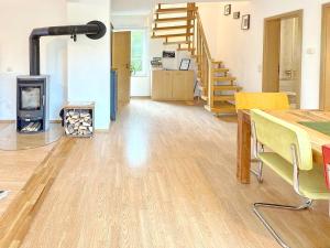 a living room with a wood stove in the middle at Kiefernwäldchen in Byhlen