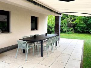 a wooden table and chairs on a patio at Kiefernwäldchen in Byhlen +36 photos