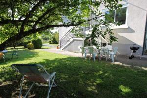 a group of chairs and a table in a yard at La fontaine in Saint-Mathieu