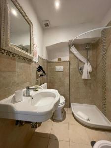 a bathroom with a sink and a toilet and a tub at B&B Osteria Del Vicario in Certaldo