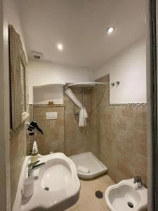 a bathroom with a sink and a tub and a toilet at B&B Osteria Del Vicario in Certaldo