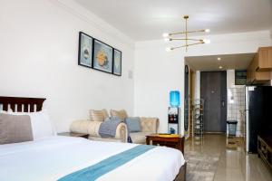 ein Schlafzimmer mit Bett und ein Wohnzimmer in der Unterkunft Sunset Stays near UN, Two Rivers & Village Market with Gym & Pool in Ruaka + 75 Fotos