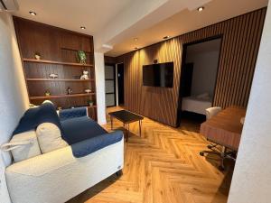 ein Wohnzimmer mit Sofa und Fernseher in der Unterkunft 658 Suite in Eilat