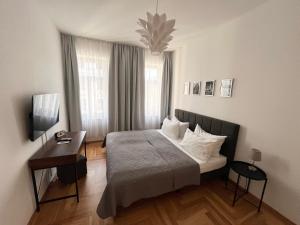 a hotel room with a bed and a desk and window at FirstClass 2R_Apartment in Leipzig in Leipzig