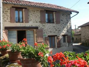 a house with flowers in front of it at Vedeix in Saint-Auvent