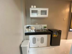 a small kitchen with a sink and a toilet at Daniel's Comfort Studio in Hipusñgo