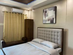 a bedroom with a bed with a large headboard at Daniel's Comfort Studio in Hipusñgo