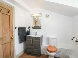 a bathroom with a toilet and a sink at Joy's Cottage in King's Lynn +40 photos