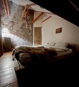 a bedroom with a bed in the corner of the room at Casa Picătura de Rouă in Beliş