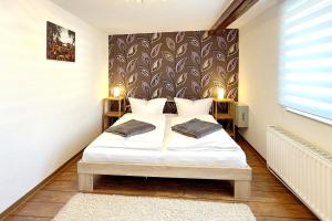 a bedroom with a bed with white sheets and pillows at An der Postmeilensäule in Lübbenau