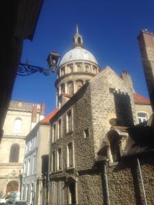 a building with a domed building with a cathedral at Le relais de saint Jacques in Boulogne-sur-Mer