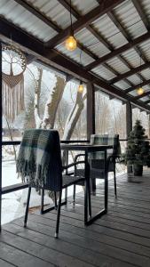 a patio with a table and chairs on a porch at Molfar blue in Yasinya