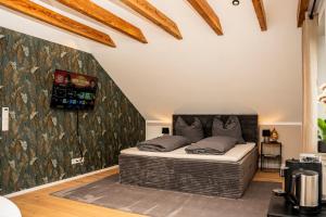 a room with a rattan bed in the corner at Alb Appartement - gemütliche Wohnung mit Balkon in Balingen