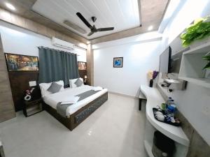 a bedroom with a bed and a sink in it at Evesta Micasa in Haridwār +31 photos