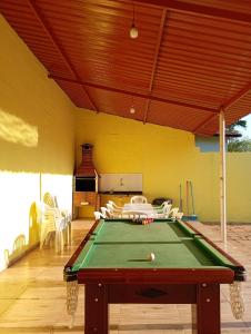 a pool table in the middle of a room at Chácara das Colinas in Atibaia