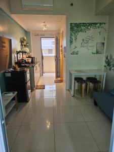 a living room with a table and a kitchen at Escapade in Tagaytay by JV in Kaybagal
