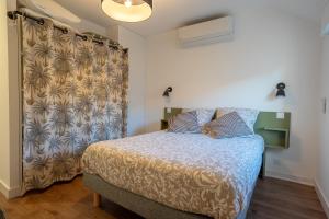 a bedroom with a bed in a room at L'Appart de Rohan - Centre de Pontivy in Pontivy