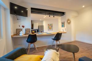 a living room with a couch and a kitchen at L'Appart de Rohan - Centre de Pontivy in Pontivy