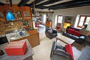 a living room filled with furniture and a kitchen at Le chat qui pêche in Rilhac-Rancon +20 photos