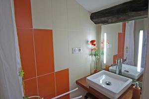 a bathroom with a sink and a mirror at Le chat qui pêche in Rilhac-Rancon