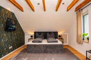 a bedroom with a bed in a room at Alb Appartement - gemütliche Wohnung mit Balkon in Balingen