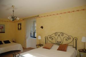 a bedroom with two beds in a room at Chambres d'Hôtes Le Grand Chaleat in Éclassan