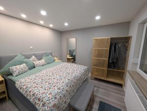 a bedroom with a large bed and a closet at Sonnenschein & Ruhe in Losheim +5 photos