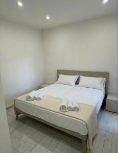 a bedroom with a bed with towels on it at Domus - Casa Vacanze in Cinquefrondi