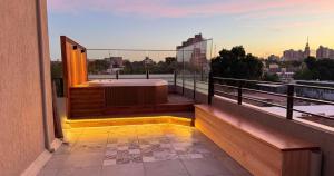 balkon z wanną na szczycie budynku w obiekcie DAKAR HOTEL w mieście Mendoza