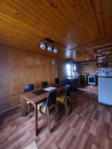 a dining room with a table and chairs in a room at Cabaña Cielo Patagonico in Futaleufú