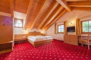 Un pat sau paturi într-o cameră la Hotel Tolderhof