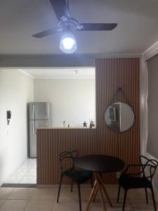 a dining room with a table and chairs at Apto 2 quartos, Wi-Fi rápido, Self check in in Uberlândia