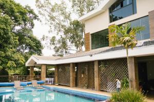 a house with a swimming pool in front of it at Pousada Real in Caldas Novas
