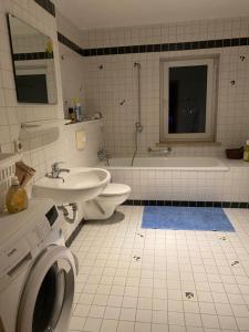 a bathroom with a toilet and a sink and a tub at Stadtgarten in Meißen