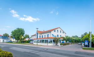 a white building on the side of a street at Haffidyll garni in Rerik