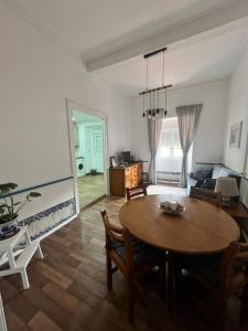 a living room with a table and a couch at Casa do Avô in Sacavém