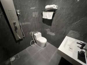 a bathroom with a toilet and a sink at H99 Homestay in Ðông Bình (2)