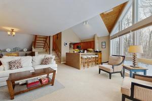a living room with a white couch and a kitchen at Southface #35 in Warren