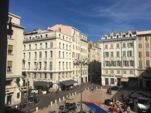un gruppo di edifici su una strada cittadina di Hotel Relax a Marsiglia