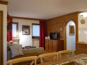 a living room with a couch and a table at Appartamento Val Di Roda in San Martino di Castrozza