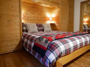 a bedroom with a bed in a log cabin at Appartamento Val Di Roda in San Martino di Castrozza