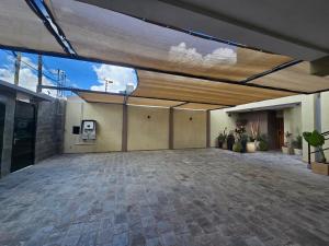 a large empty garage with a large open ceiling at La Finca hotel in Cruz del Eje