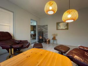 a living room with leather chairs and a table at Nordnorge Self-Check-In in Majavatn