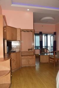 an empty room with a kitchen and a dining room at Hotel Hari mangalam heritage in Tehri-Garhwāl