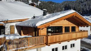 a log cabin with snow on the roof at Chalet Schernthann in Salvenberg