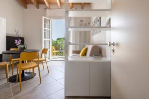 a kitchen and dining room with a table and chairs at Corte Fasanella 50 in Toscolano Maderno