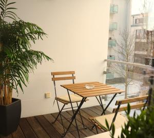 a table and chairs on a balcony with plants at DUTTI'S HOME - 1 Zimmer Apartment, Küche, Self-Check-in, Stellplatz in Ingolstadt